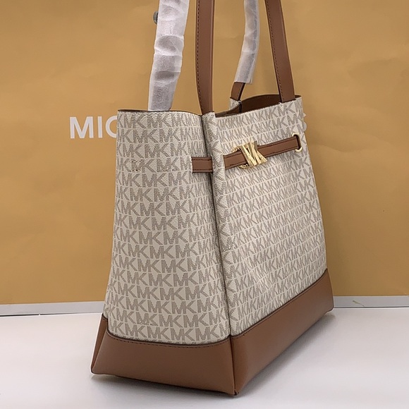 MICHAEL KORS 
Reed Large BELTED Logo Tote Bag VANILLA BROWN SIGNATURE COLOR - Picture 3 of 14